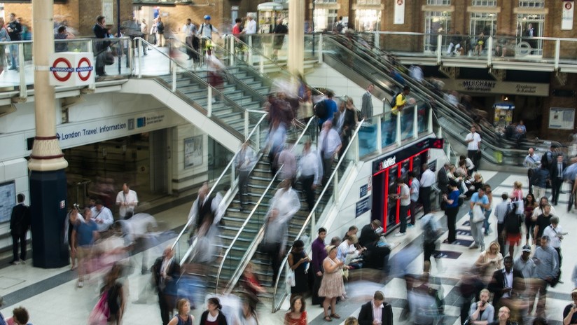 Una mujer pierde una pierna al quedar atrapada hasta la cintura en una escalera mecánica