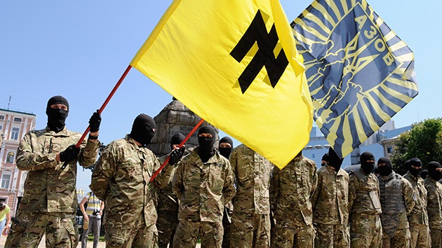 Un cadena noruega graba a soldados ucranianos con simbología nazi en los cascos