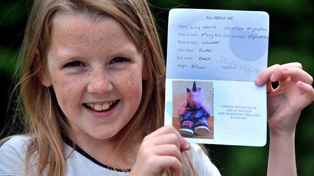 Niña británica pasa el control aduanero turco con el pasaporte de un unicornio rosa