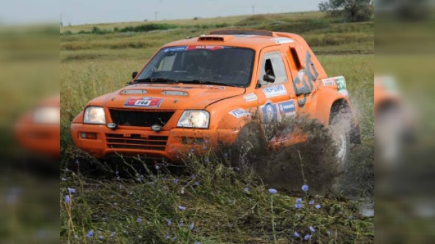 Ruta de la Seda: Mardéyev en camiones y Vasíliev en coches triunfan en la sexta etapa
