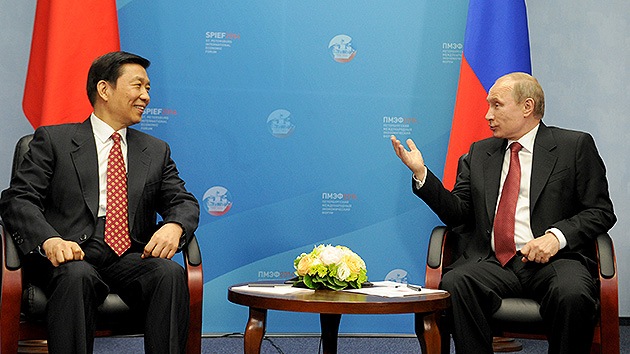 Expertos de EE.UU.: El acercamiento de Rusia y China amenaza al dominio del dólar
