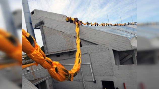 Los hinchas del Peñarol despliegan la bandera más grande del mundo