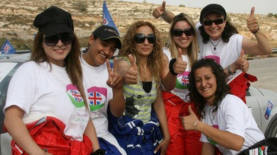 Mujeres palestinas que vuelan en coches de carrera