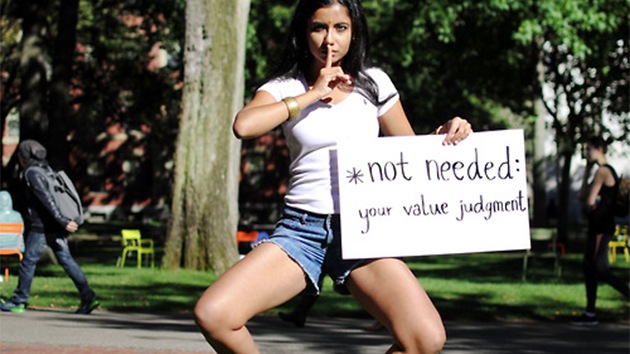 Estudiantes indias publican fotos en topless para defender la igualdad de género