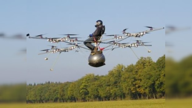 Realizan el primer vuelo pilotado de un multicóptero