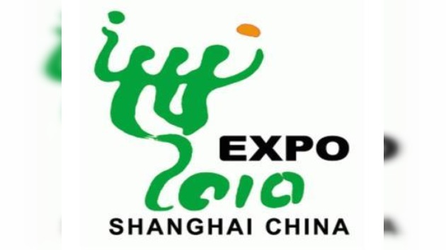 Un barco de botellas de plástico desembarca en la EXPO de Shanghái