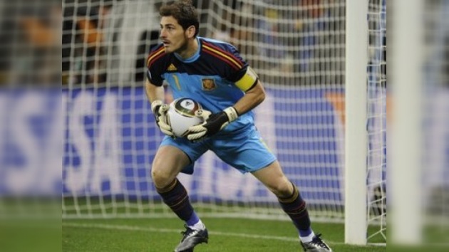 Casillas 'celebra' el récord de internacionalidades con un gran error