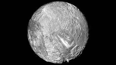 Logran explicar las raras coronas de la luna más enigmática del sistema solar