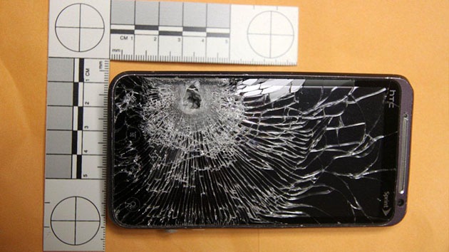 Un teléfono salva a su dueño de una muerte segura parando una bala