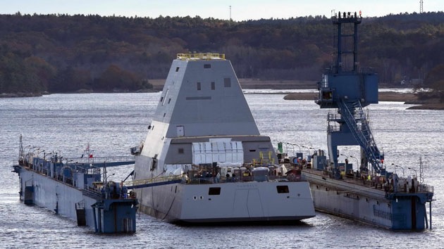 Zumwalt: botado en silencio el destructor más innovador, caro y grande del mundo