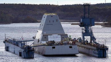 Zumwalt: botado en silencio el destructor más innovador, caro y grande del mundo