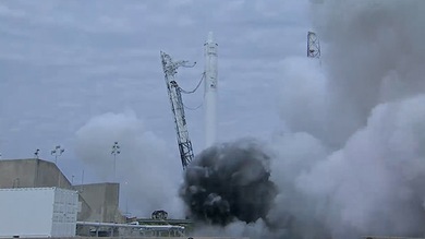 El carguero Dragon no logra arrancar 3 de sus 4 motores cuando entra en el espacio