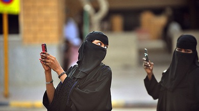 Mil y una noches de chantaje: un saudí coaccionó sexualmente a 1.073 mujeres