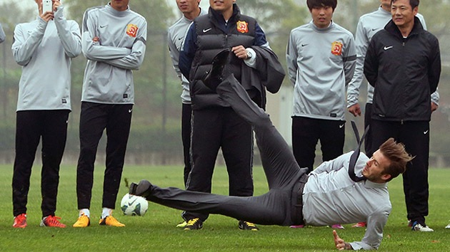 Fotos: Un tiro libre promocional de Beckham en China, termina en 'caída libre'