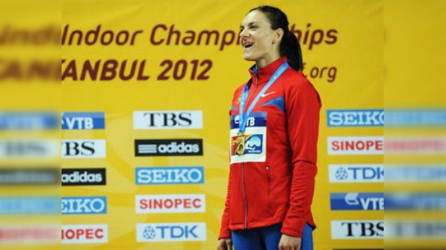 Isinbáyeva consigue su cuarto oro sin récord