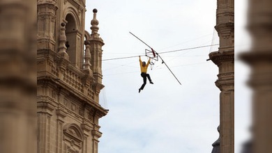 Inauguración equilibrista del festival “Actual”