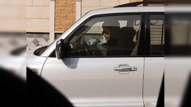 Detienen a cinco mujeres en Arabia Saudí por conducir automóviles
