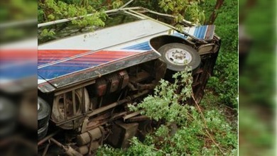 Al menos 40 muertos y 10 heridos al despeñarse un ómnibus en Perú