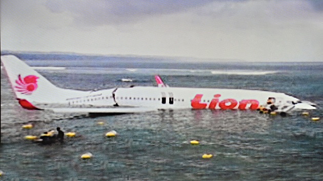 Bali Un Avion Con Unos 100 Pasajeros Cae Al Mar Durante Su Aterrizaje Rt