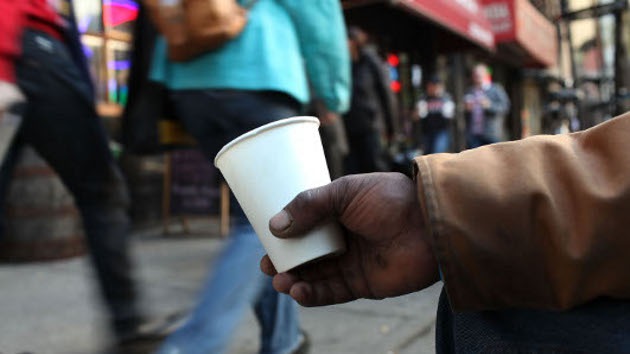 Estudio: La brecha entre estadounidenses ricos y pobres llega a su apogeo