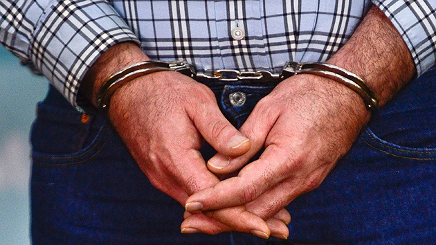 Policías de EE.UU. pegan a un anciano que pidió una ambulancia para su esposa