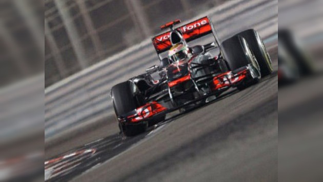 Hamilton se impone en Abu Dabi tras abandonar Vettel a las primeras de cambio