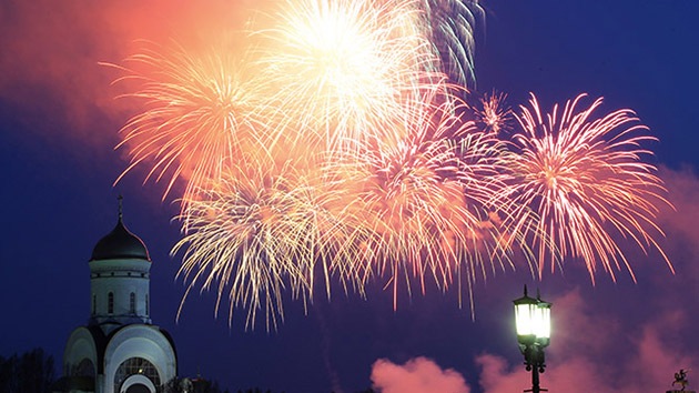 Video: Los fuegos artificiales cierran la celebración del Día de la Victoria en Moscú