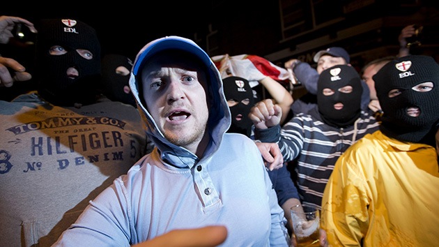 Video: Un grupo anti-islámico choca con la policía tras el asesinato de un soldado en Londres