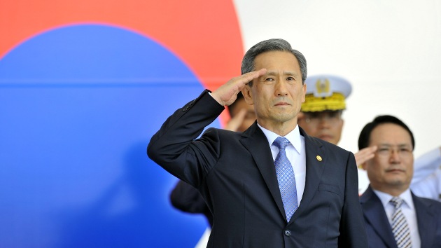 Envían una carta amenazante con polvo sospechoso al ministro de Defensa surcoreano