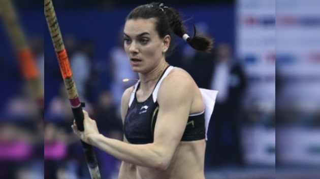 Yelena Isinbáyeva espera terminar la temporada con una nueva marca