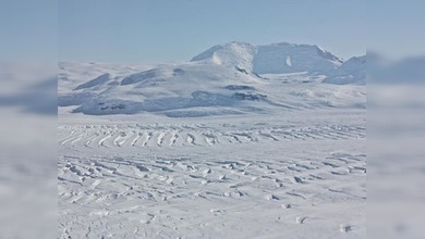 Un iceberg gigantesco se está desprendiendo de la Antártida