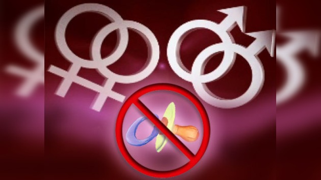 Declaran incostitucional la ley que prohíbe la adopción a las parejas gays