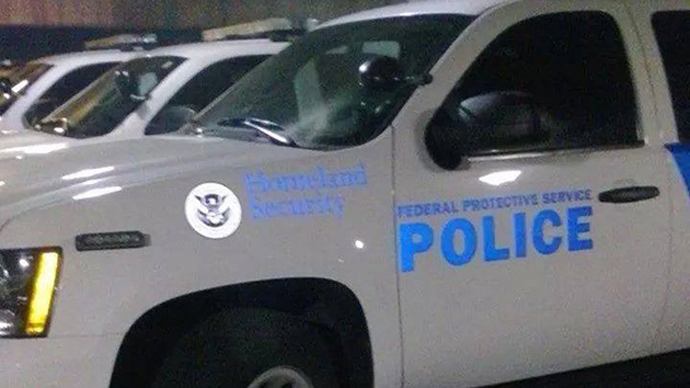 Ferguson: Llaman "terrorista" a un veterano por fotografiar coches de la Policía