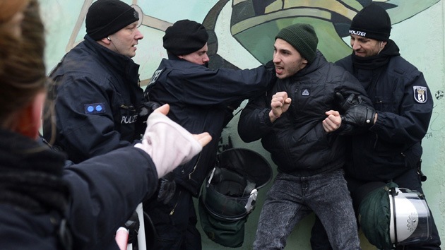 Fotos: Cientos de activistas protestan contra la demolición del Muro de Berlín