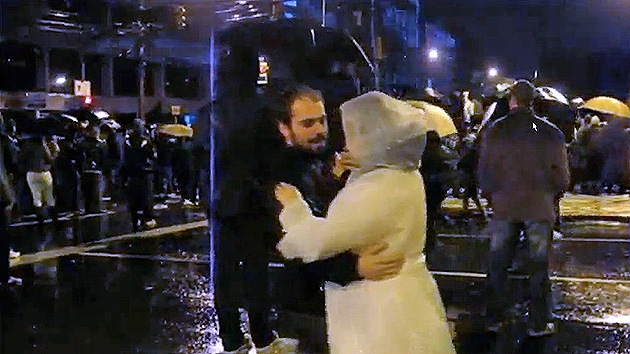 Video: Amor y baile en plena protesta en Brasil