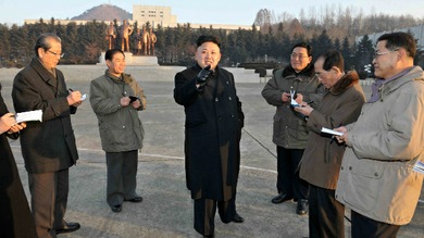 Corea del Norte: Kim Jong-Un dirige los ejercicios militares de los paracaidistas