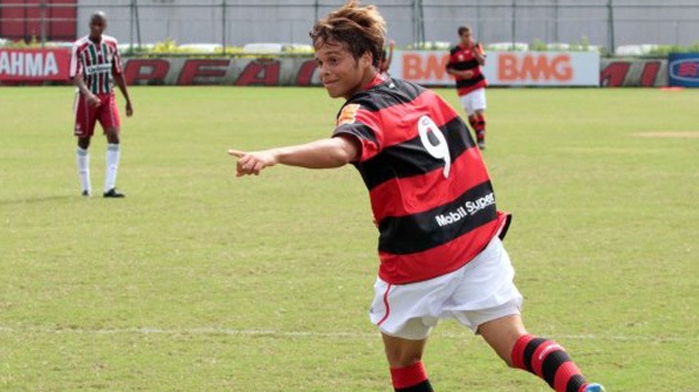 Video: Un joven goleador brasileño pugna por un récord con Messi