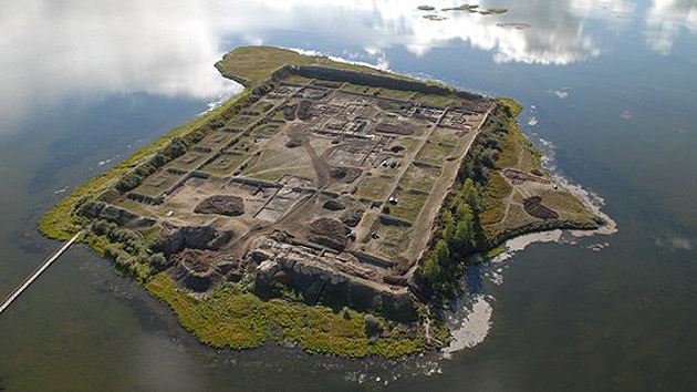 Fotos: ¿Para qué se construyó el misterioso 'palacio de verano' del lago en Siberia?