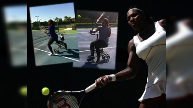 Una lesionada Serena Williams entrena sobre cuatro ruedas