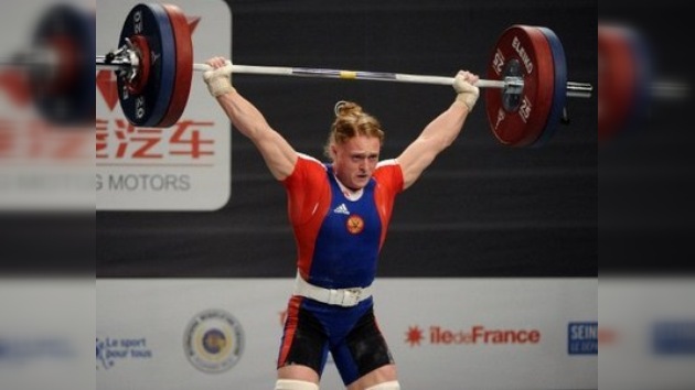 Una rusa se corona tricampeona mundial en levantamiento de pesas
