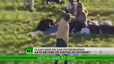Escolares de San Petersburgo se despiden del colegio con un 'flash mob' acuático