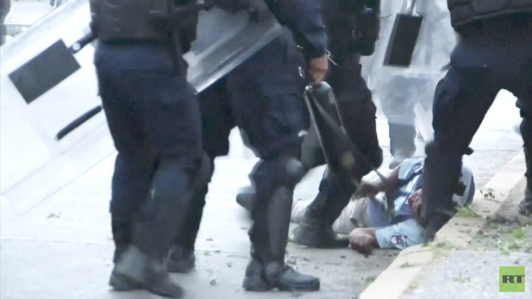 Impactantes imágenes: Policías mexicanos dan una golpiza a un manifestante tendido