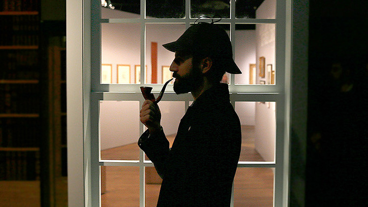 Explican qué hacer para aprender a 'leer' a las personas como Sherlock Holmes