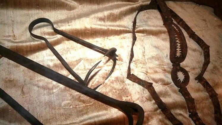 Así es el 'mordedor' con que el EI tortura a las mujeres que no les obedecen