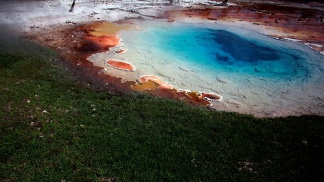 Científicos revelan los auténticos colores de las aguas termales de Yellowstone