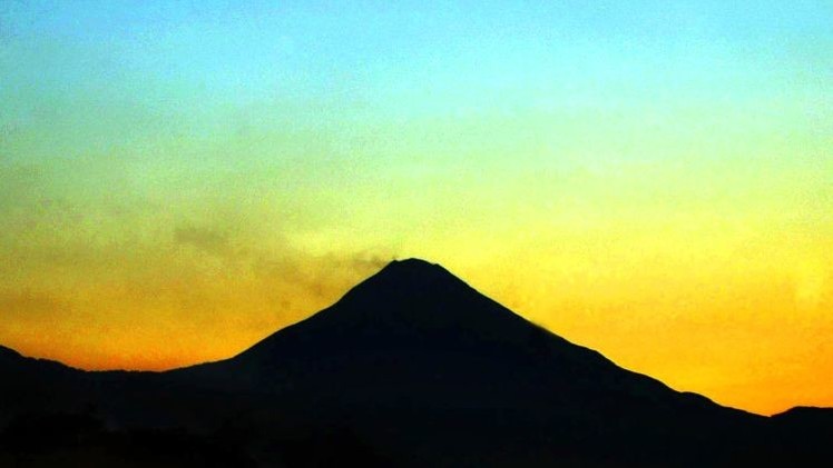 Fotos: El Volcán Colima en México lanza una columna de ceniza de 3.000 metros