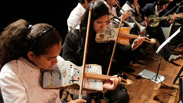 VIDEOS: Jóvenes paraguayos transforman basura en música 