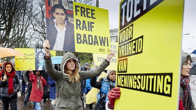 Arabia Saudita interrumpe la flagelación del bloguero Badawi por presión internacional