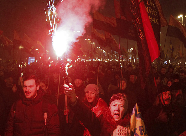 Video, Fotos: Agreden a periodistas rusos durante una marcha de ultraderechistas en Kiev - RT