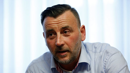 El líder del grupo antiislamista PEGIDA dimite tras hacerse viral su foto imitando a Hitler